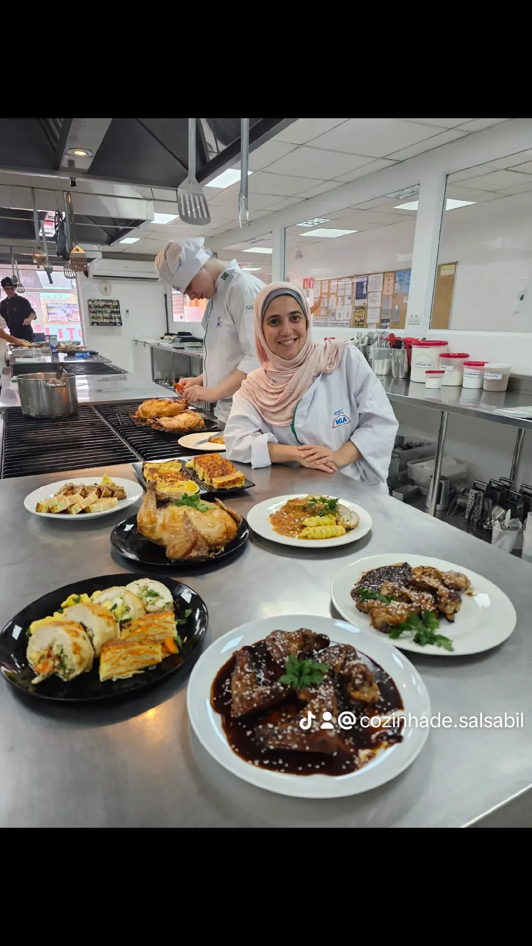 Chef Salsabil Matouk em aula de culinária síria