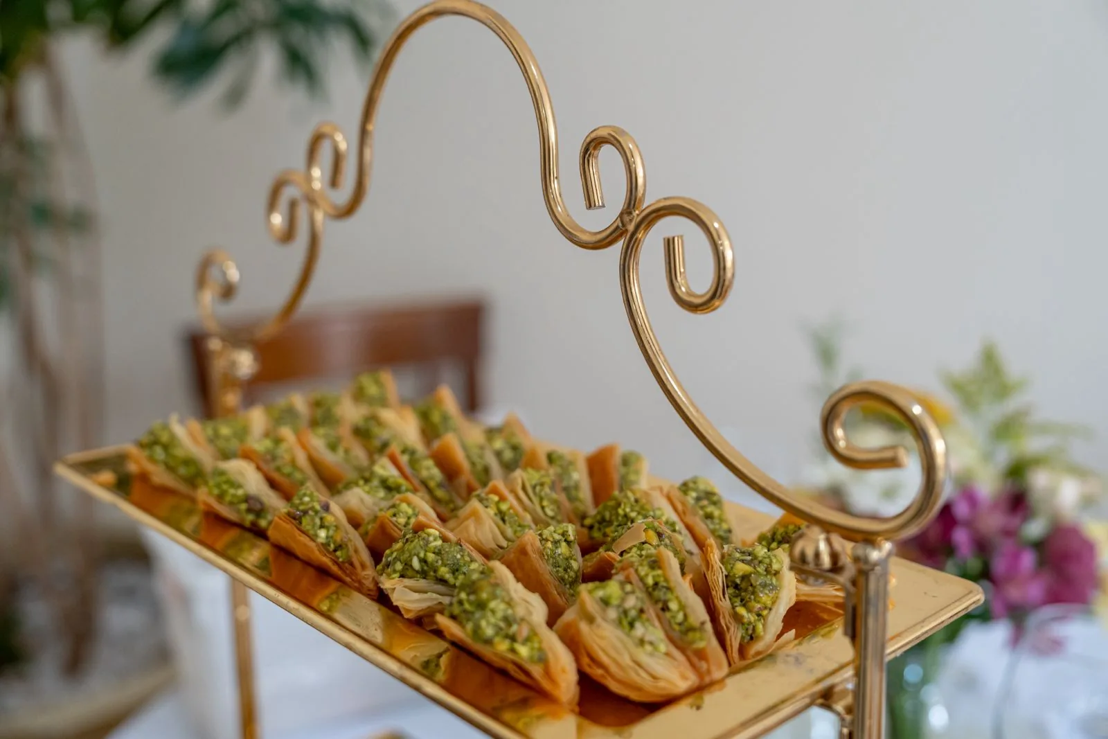 Baklawa síria em travessa dourada