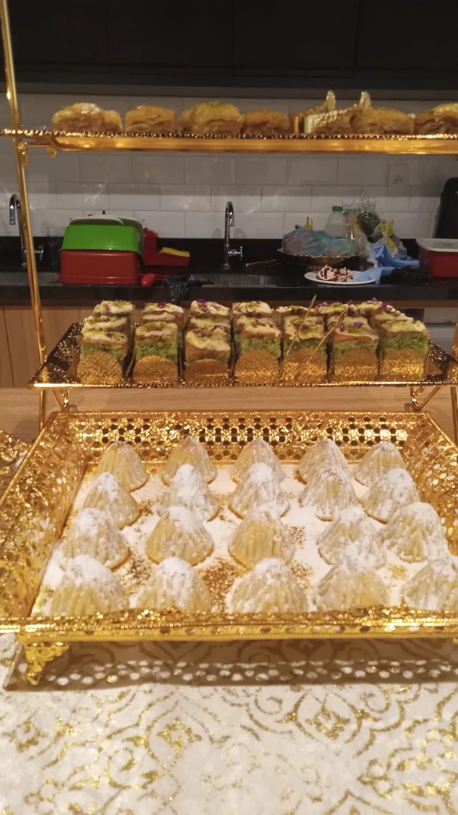 Stand triangular de buffet árabe limpo e elegante em evento