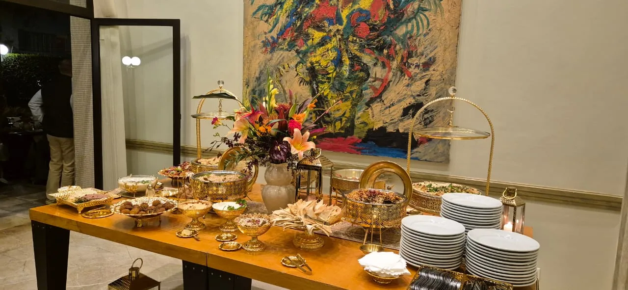 Mesa árabe com flores em evento de casamento