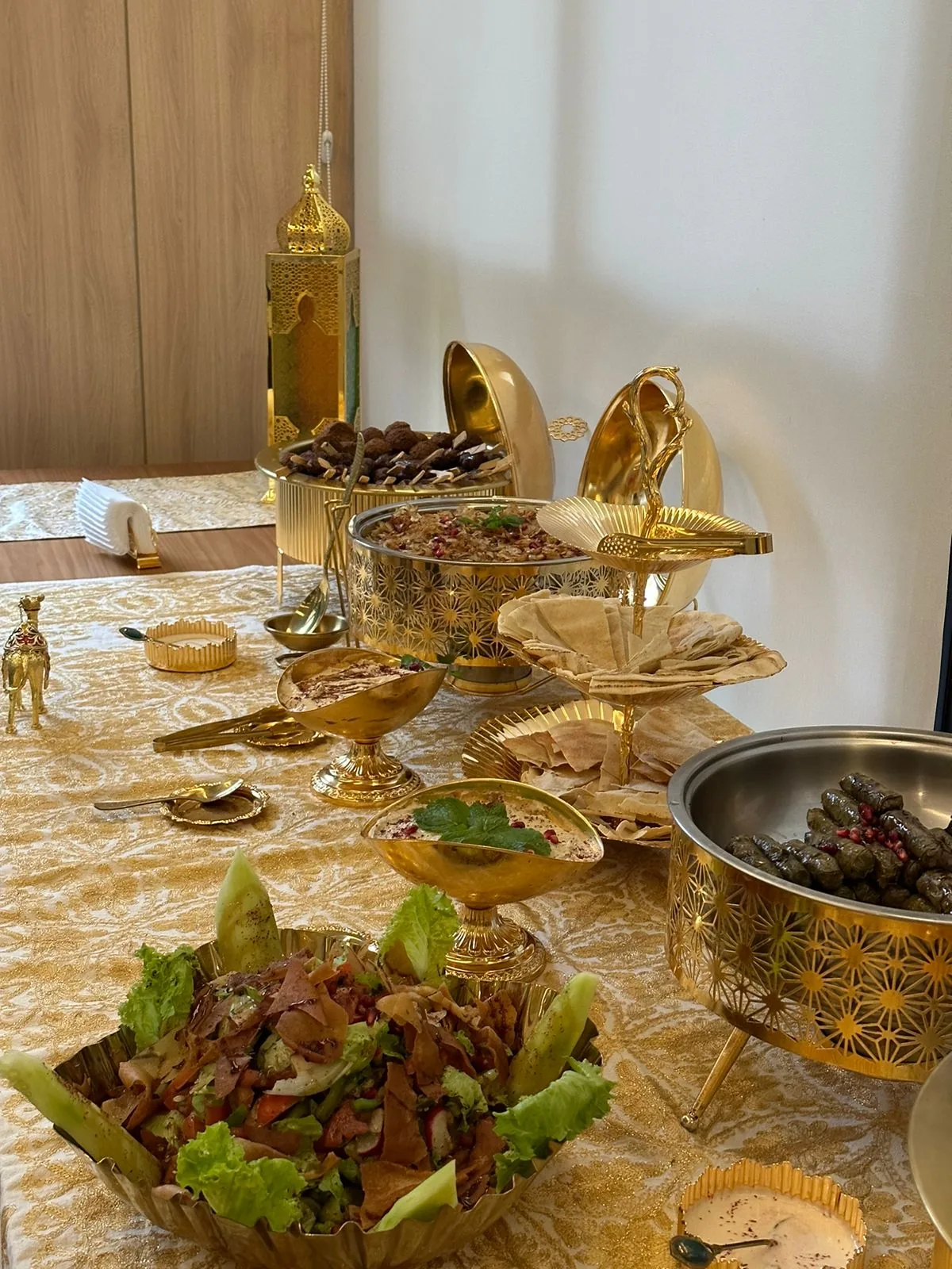 Buffet árabe completo com lanterna árabe e camelo decorativo