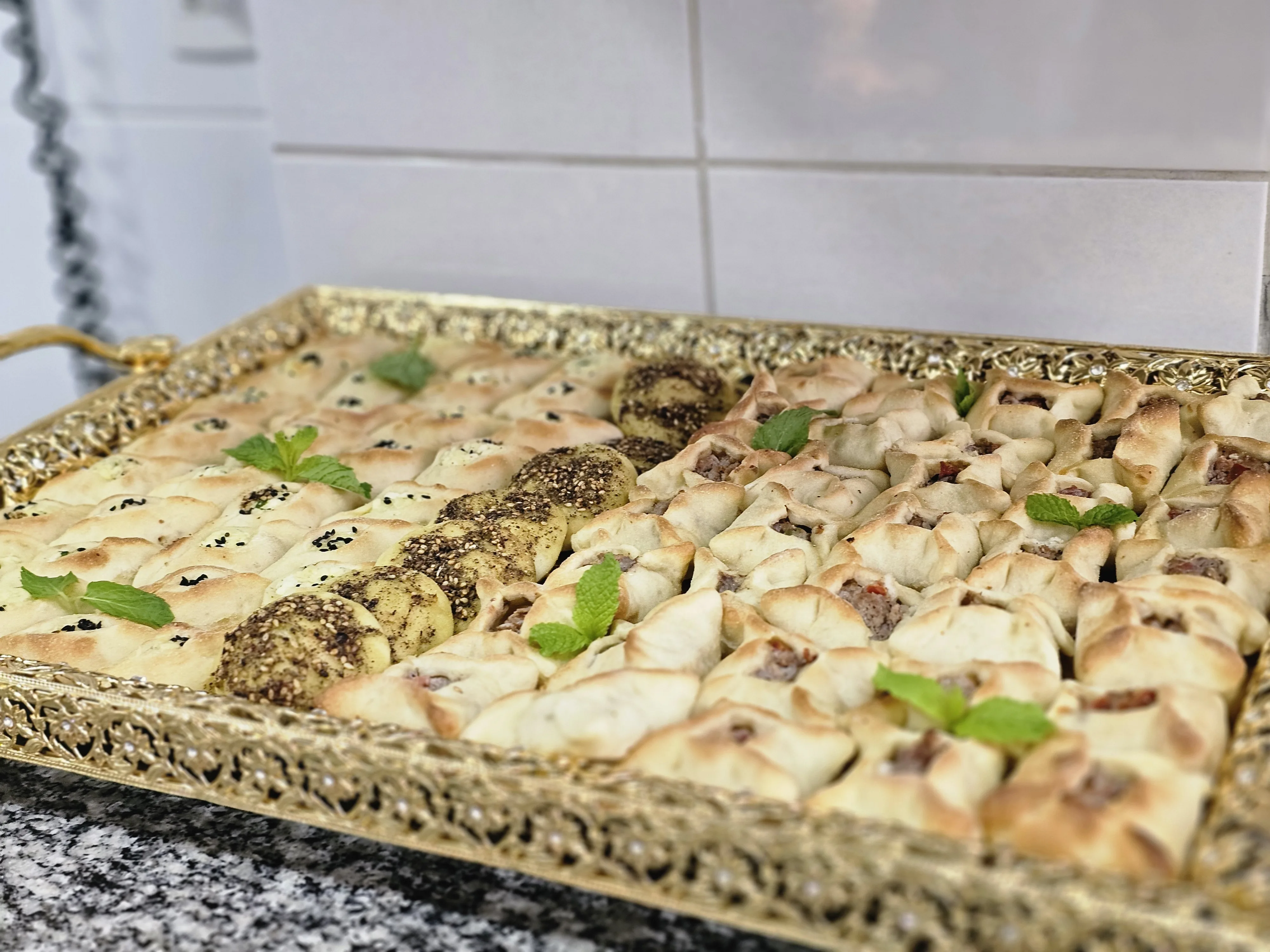 Esfihas árabes em bandeja dourada — coffee break