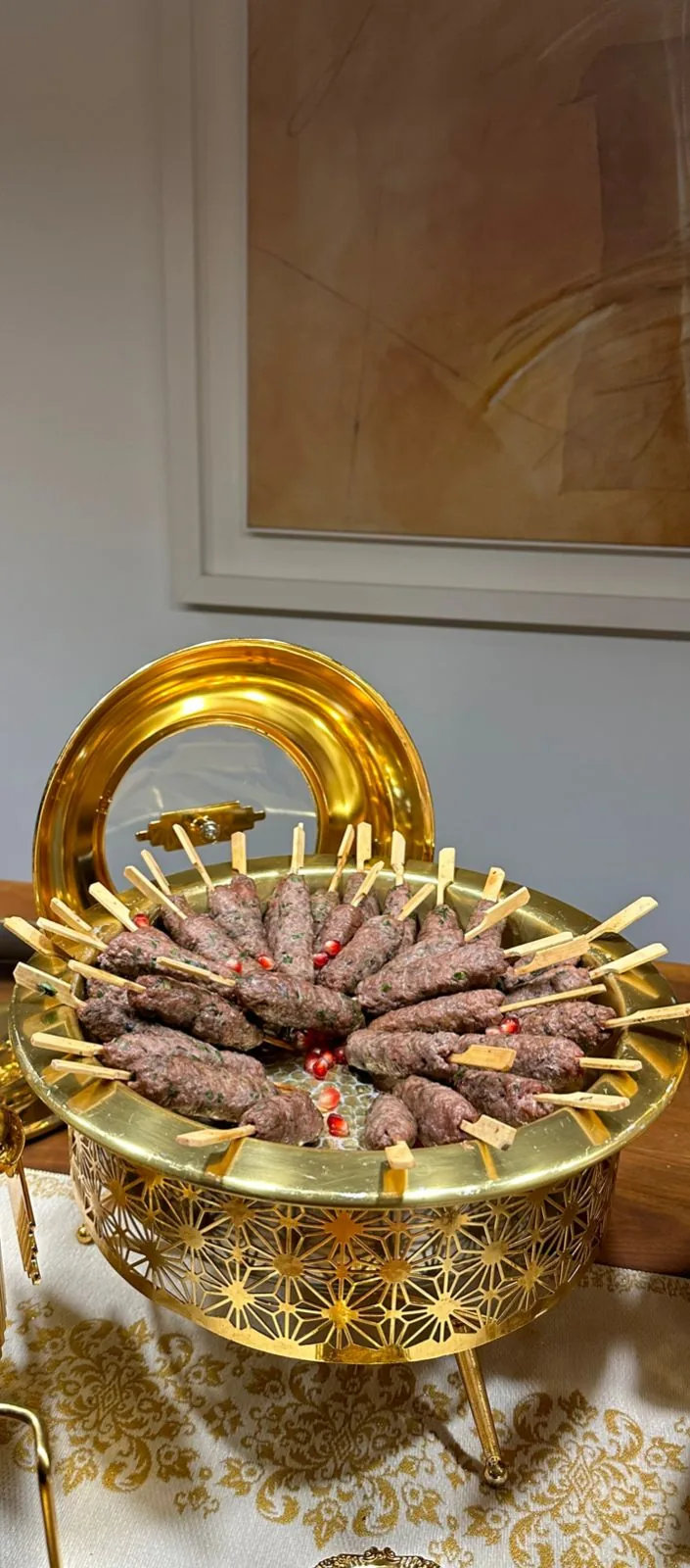 Kafta levantina em círculo elegante em rechaud dourado