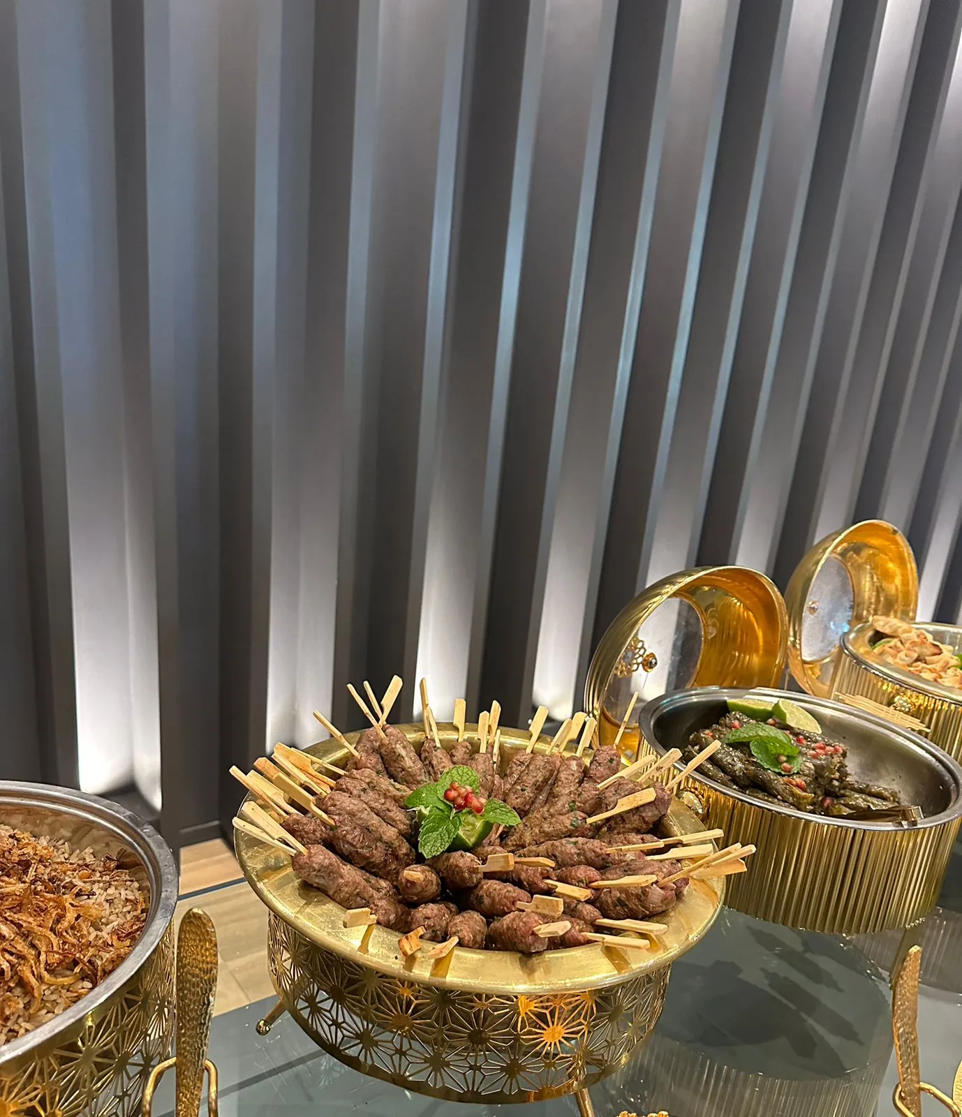 Kofta levantina em círculo perfeito em rechaud dourado